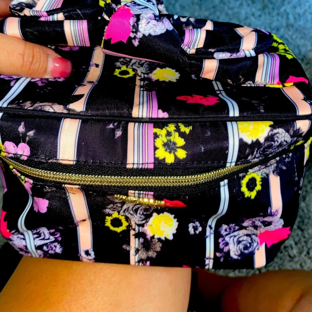 Victoria secret makeup bag - Picture 2 of 4